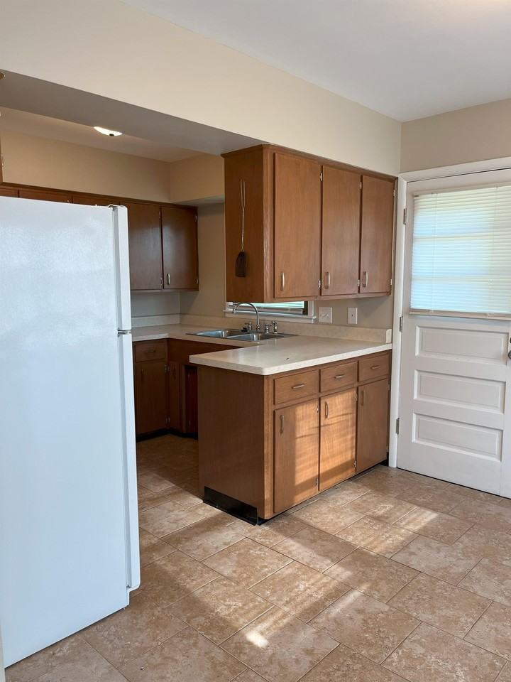 412 11th Ave W #2 - Photo 4 of 12