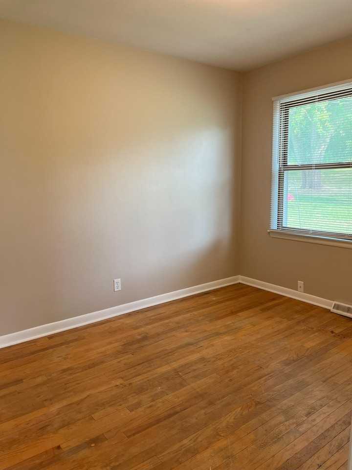 412 11th Ave W #2 - Photo 7 of 12