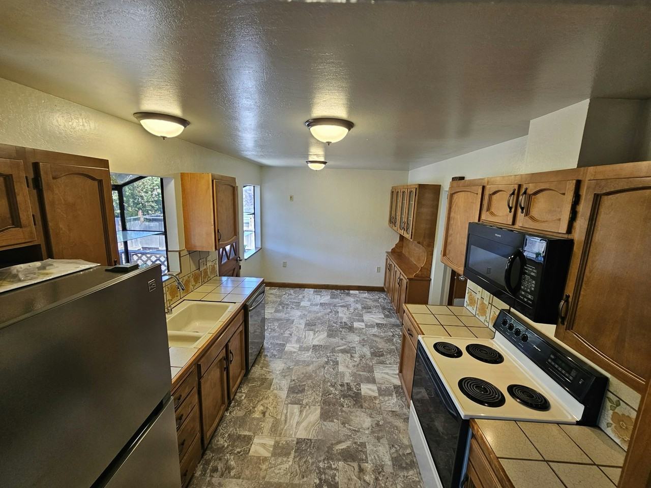 3152 Huntington Court - Photo 5 of 33