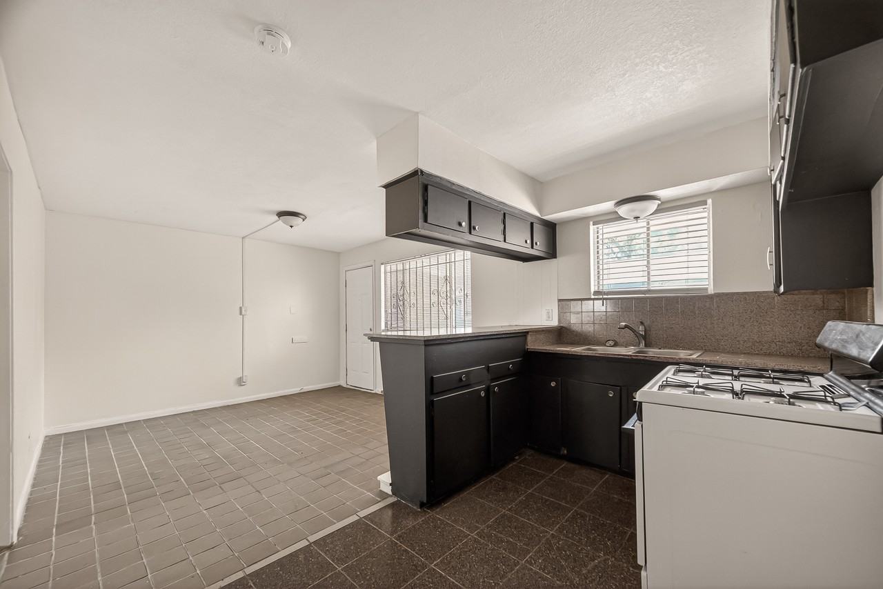 2712 Oakcliff Street - Photo 4 of 10