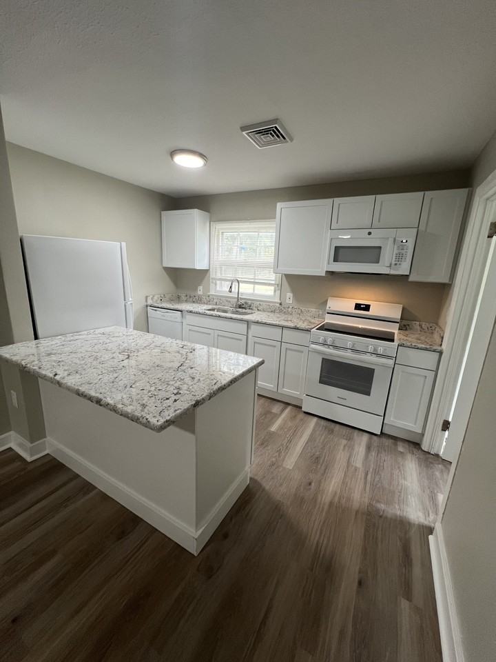 504 Robinson St #1 - Photo 4 of 14