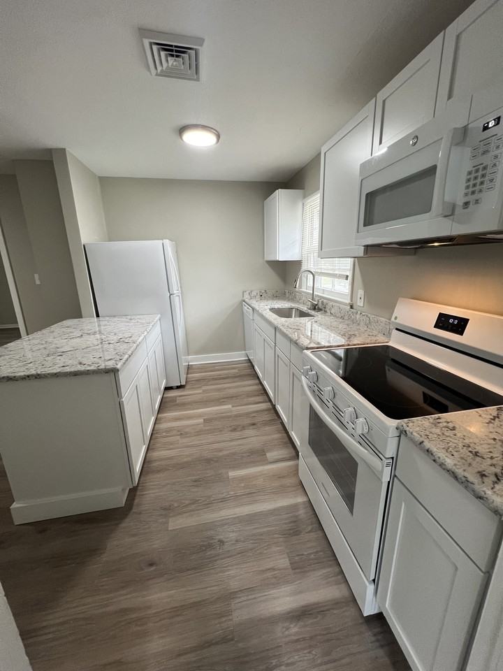 504 Robinson St #1 - Photo 5 of 14