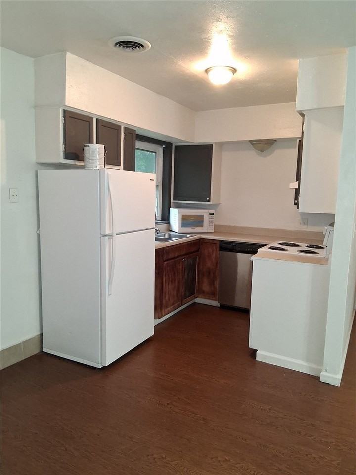 217 E Adobe St - Photo 3 of 11
