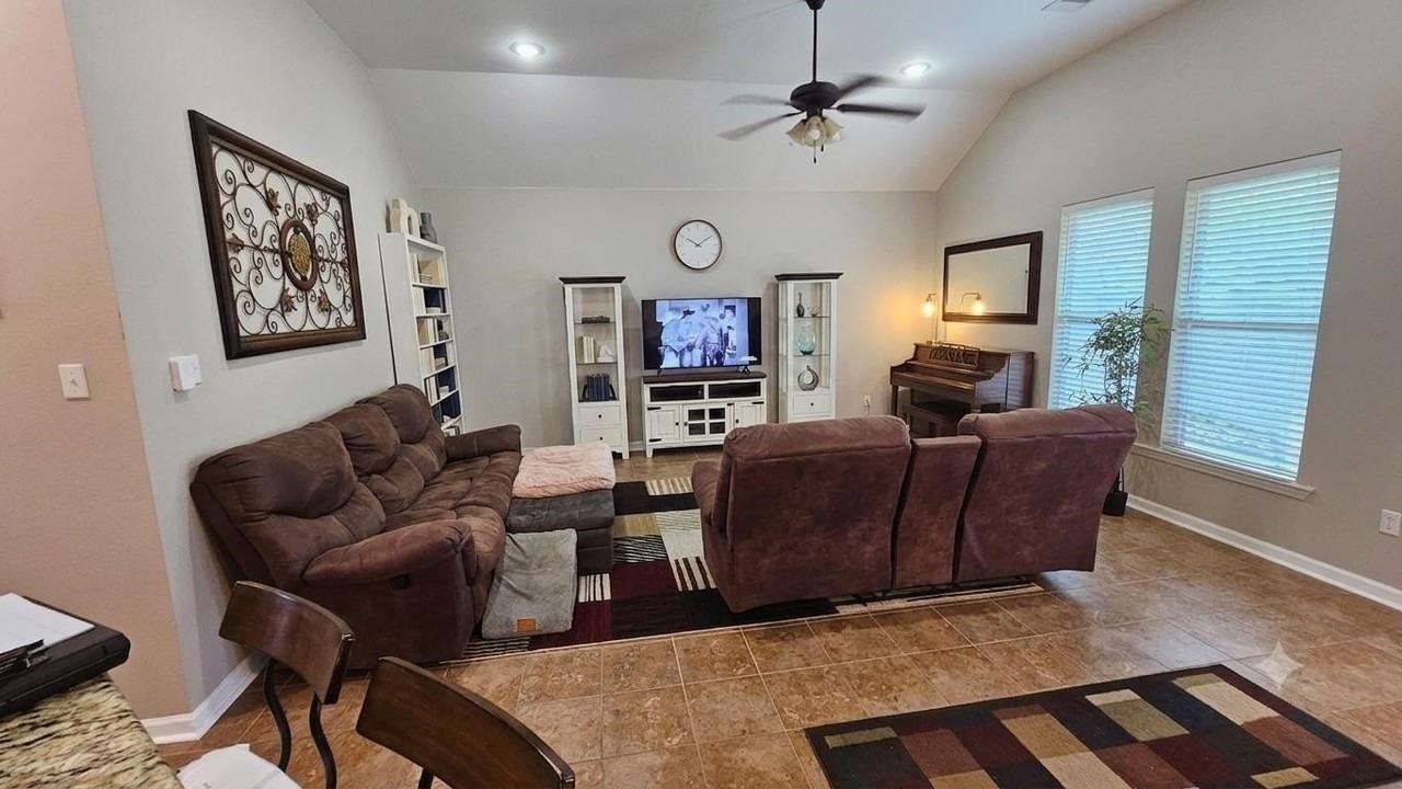427 Christopher Dr - Photo 2 of 5