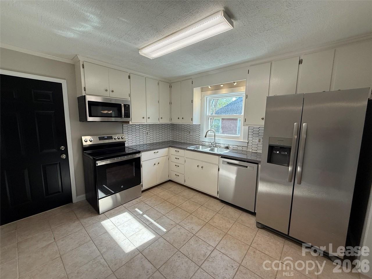 917 Spruce St - Photo 7 of 30