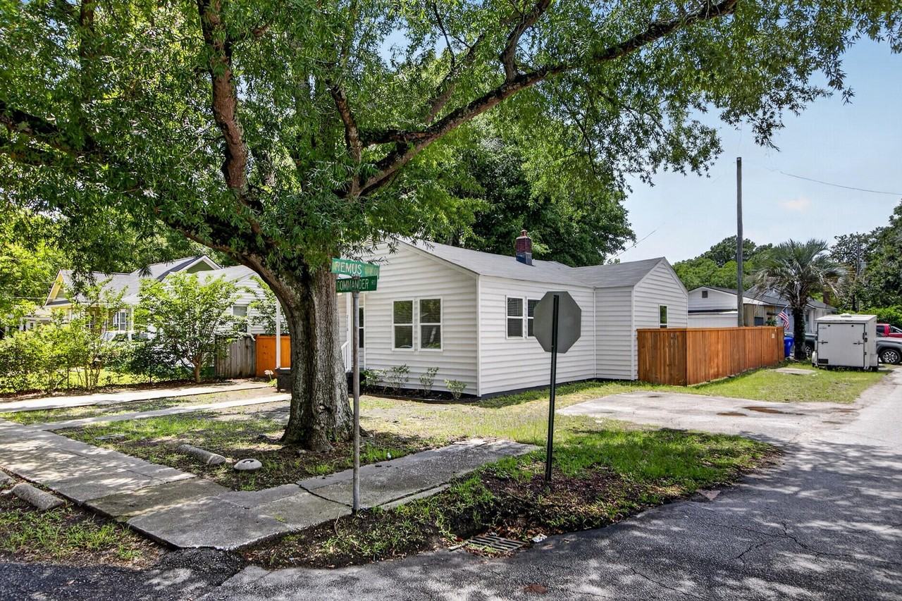 2116 Commander Rd - Photo 2 of 32