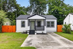 featured image of 2136 Commander Rd