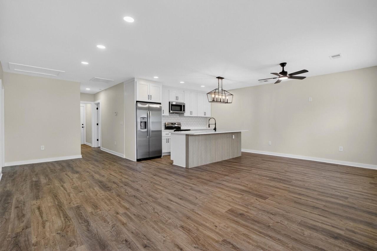 2136 Commander Rd - Photo 4 of 31