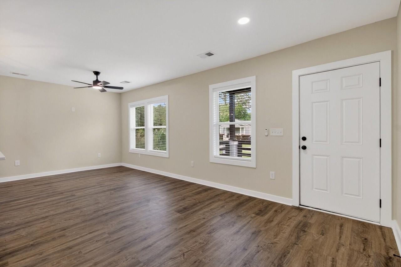 2136 Commander Rd - Photo 5 of 31