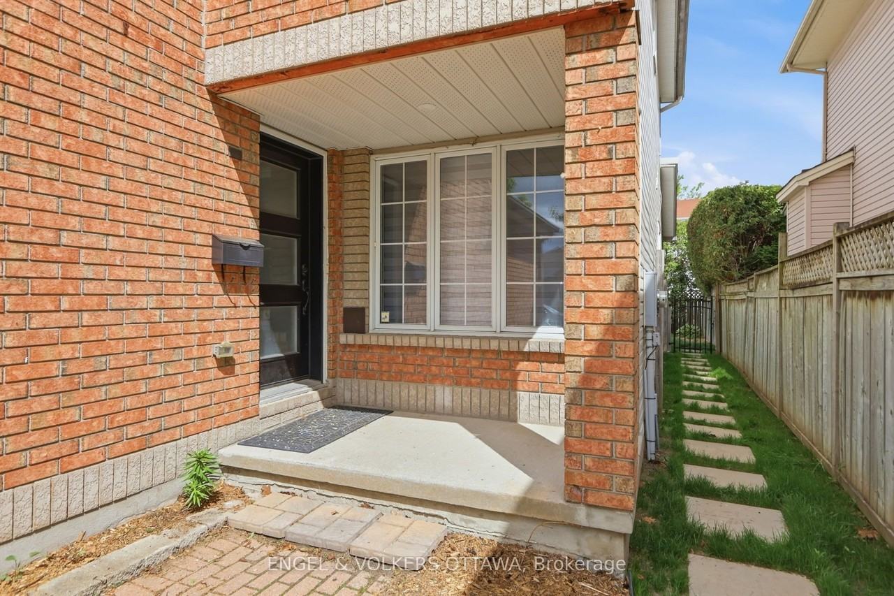 1033 Como Cres - Photo 2 of 29