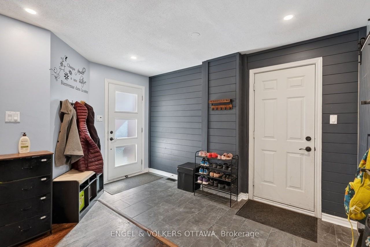 1033 Como Cres - Photo 3 of 29