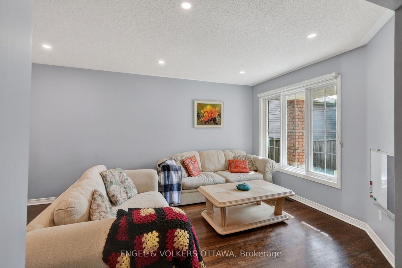 1033 Como Cres - Photo 4 of 29