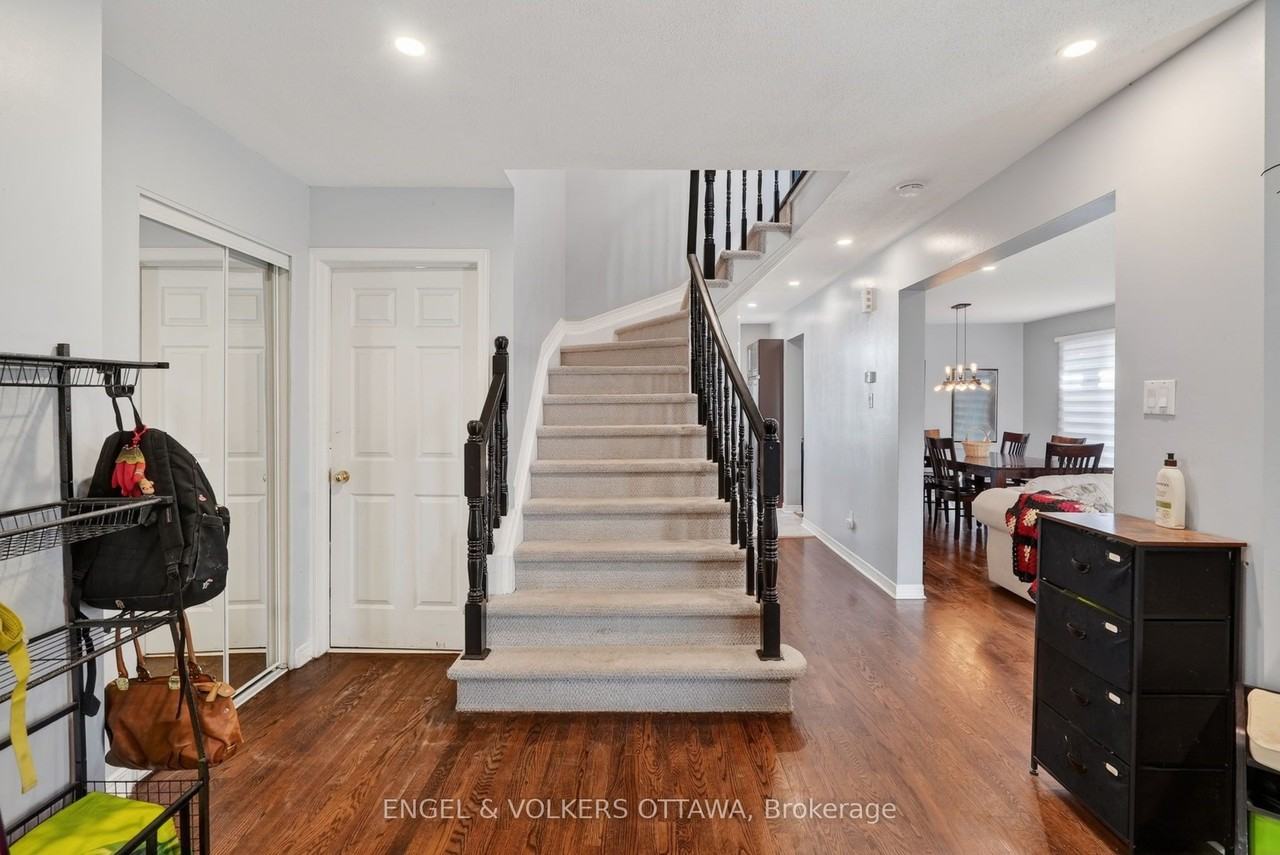1033 Como Cres - Photo 5 of 29