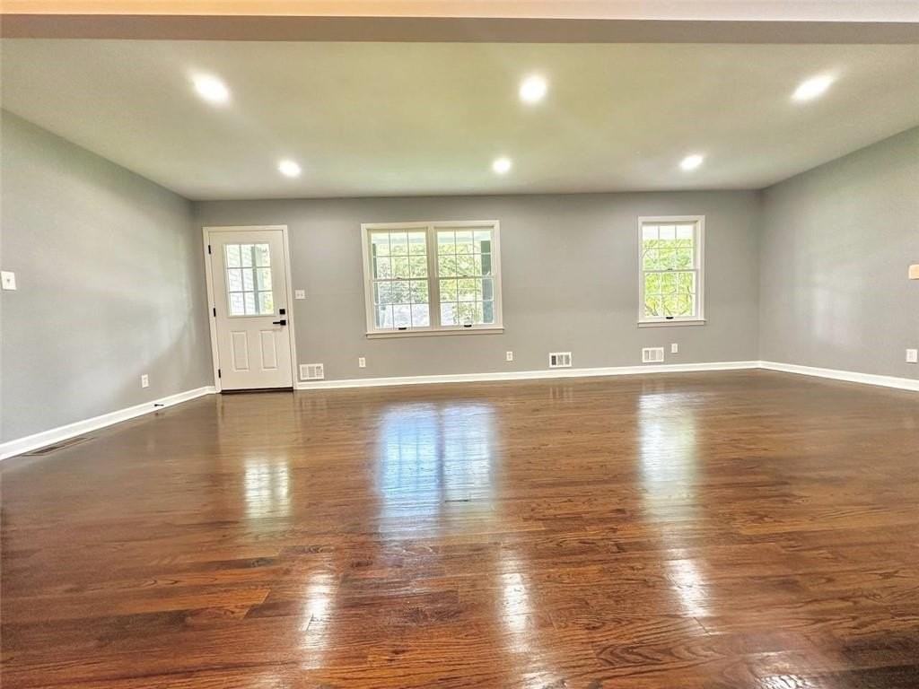 210 Suburban Dr Ne - Photo 2 of 28