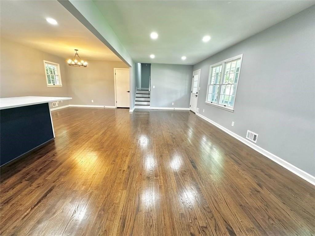 210 Suburban Dr Ne - Photo 4 of 28