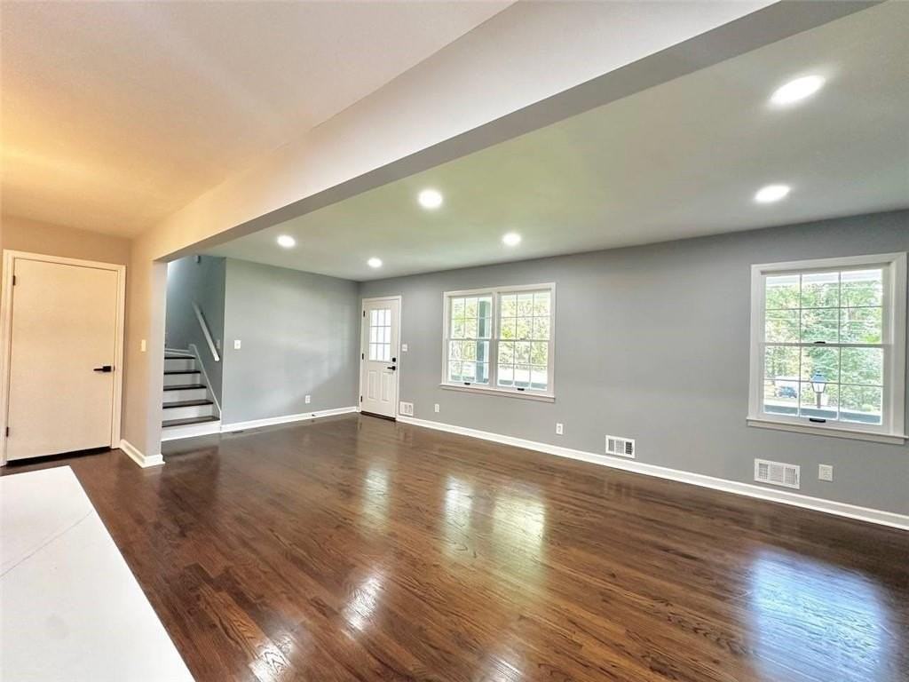 210 Suburban Dr Ne - Photo 5 of 28