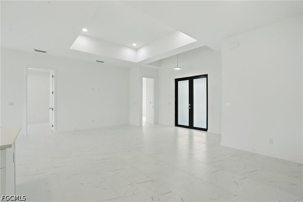 472 Rajah St - Photo 3 of 25