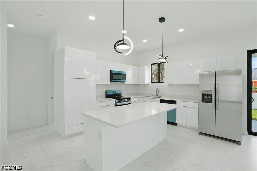 472 Rajah St - Photo 5 of 25