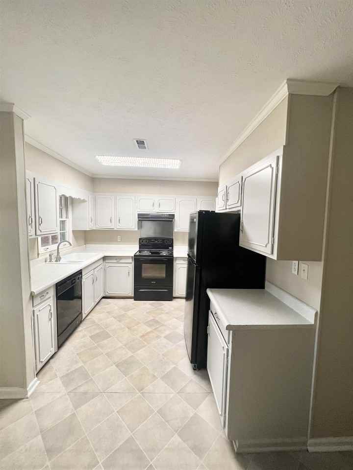 300 Springdale Dr - Photo 6 of 9