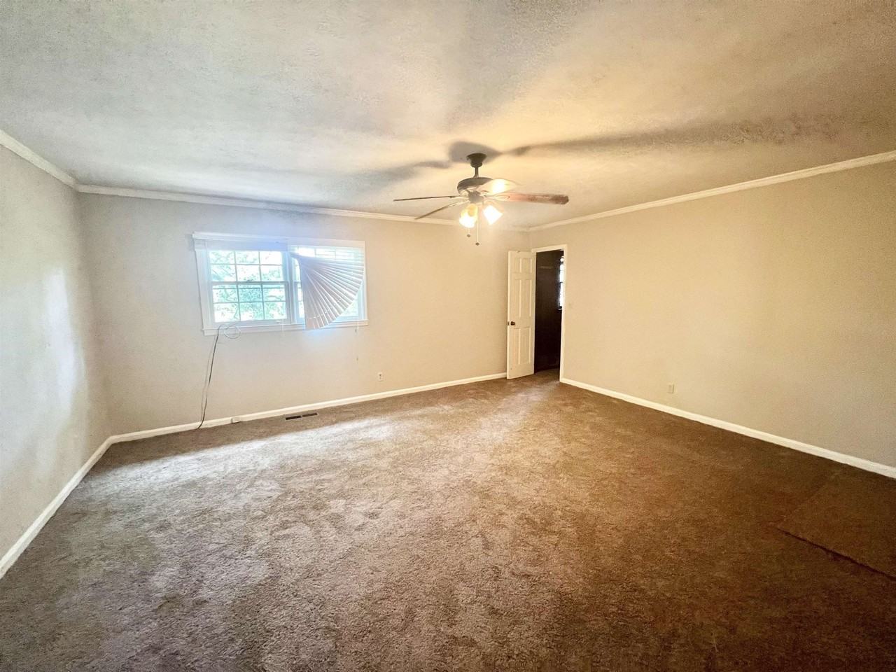 300 Springdale Dr - Photo 7 of 9
