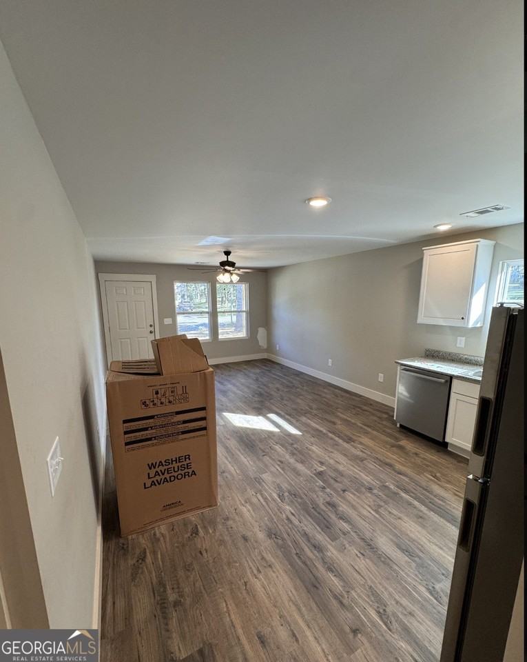 210 Maret St - Photo 3 of 16