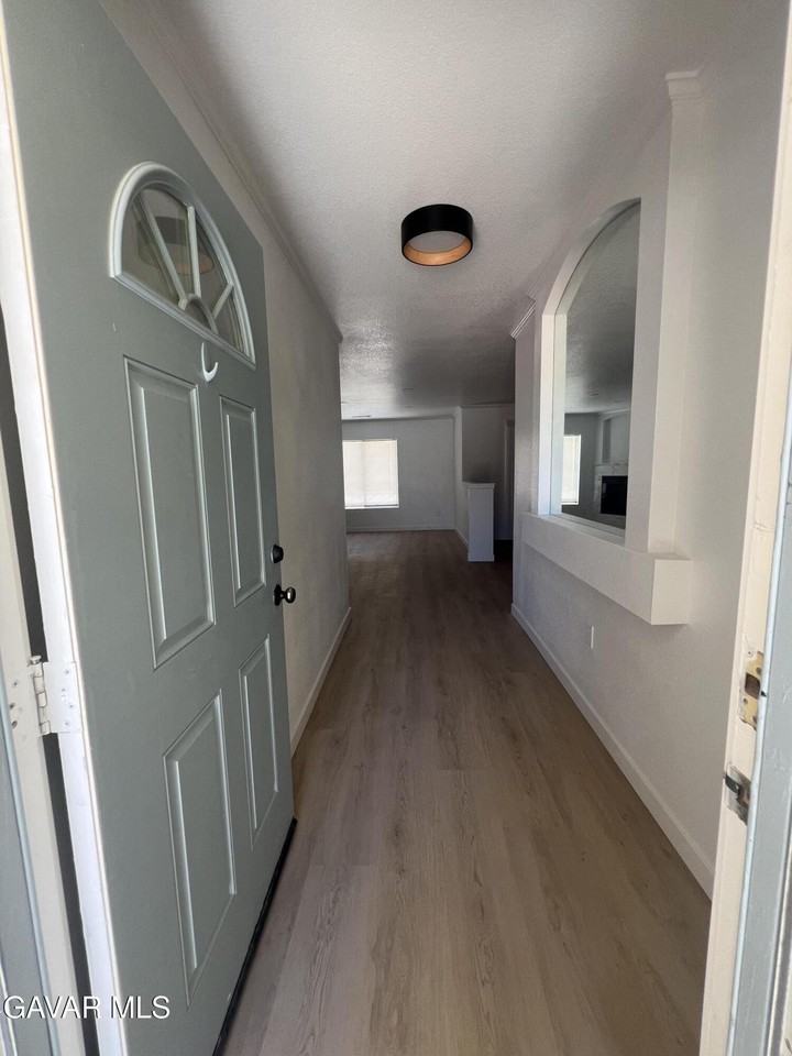 1943 Pengilley Ave - Photo 3 of 18