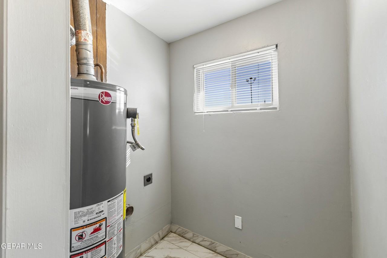 1015 N Clark Dr - Photo 2 of 17