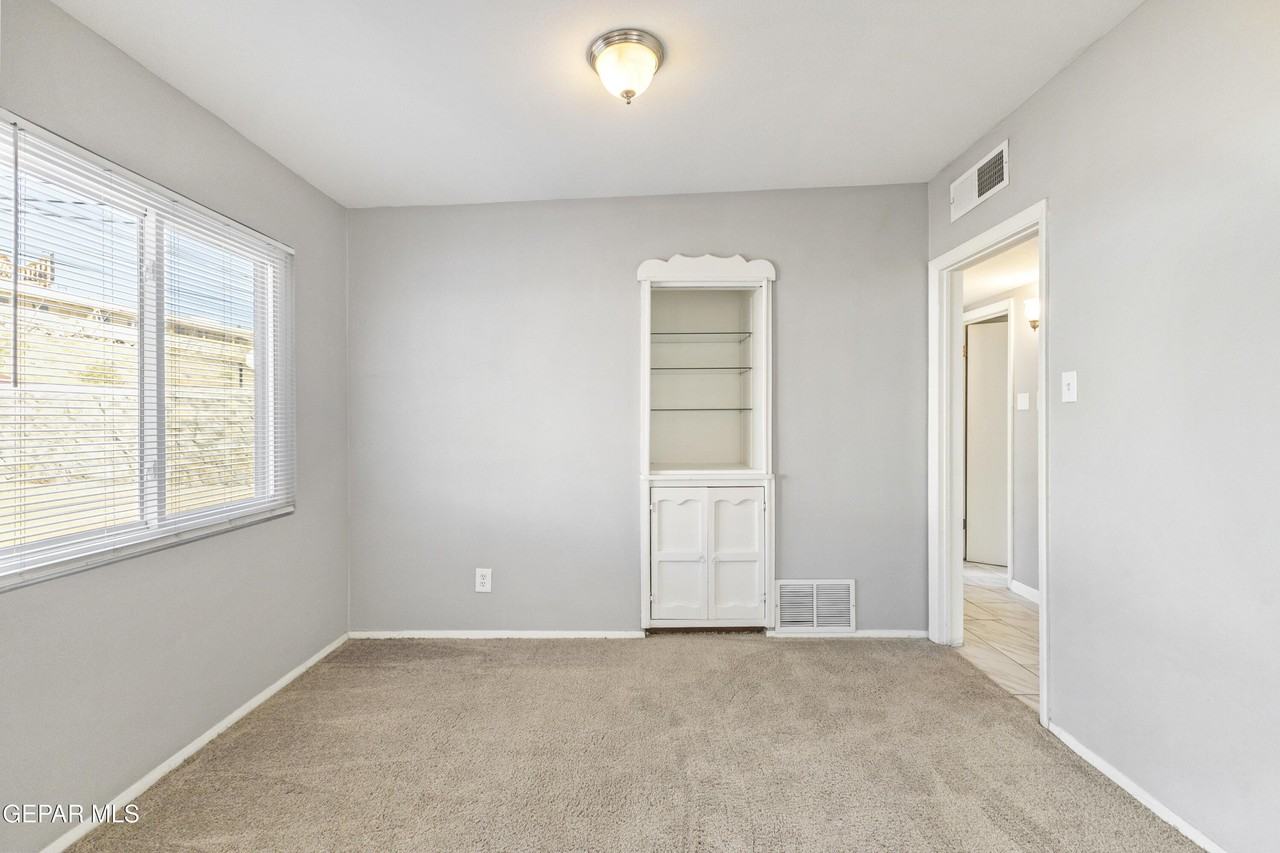 1015 N Clark Dr - Photo 4 of 17