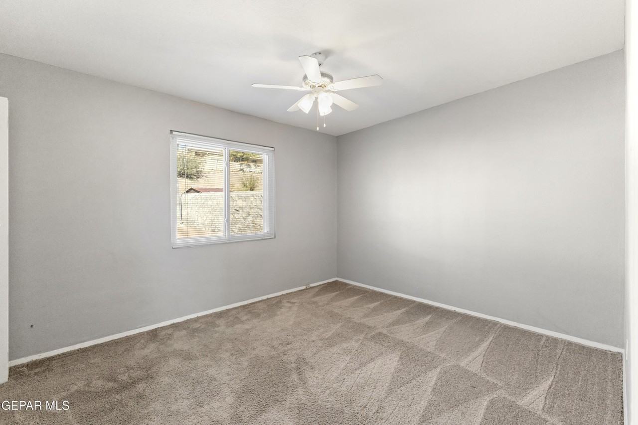 1015 N Clark Dr - Photo 5 of 17