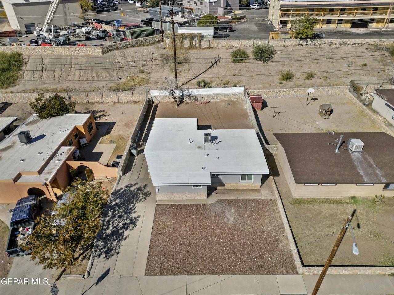 1015 N Clark Dr - Photo 7 of 17
