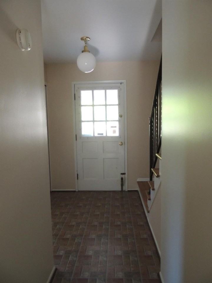 2098 Yorktown Dr - Photo 2 of 20
