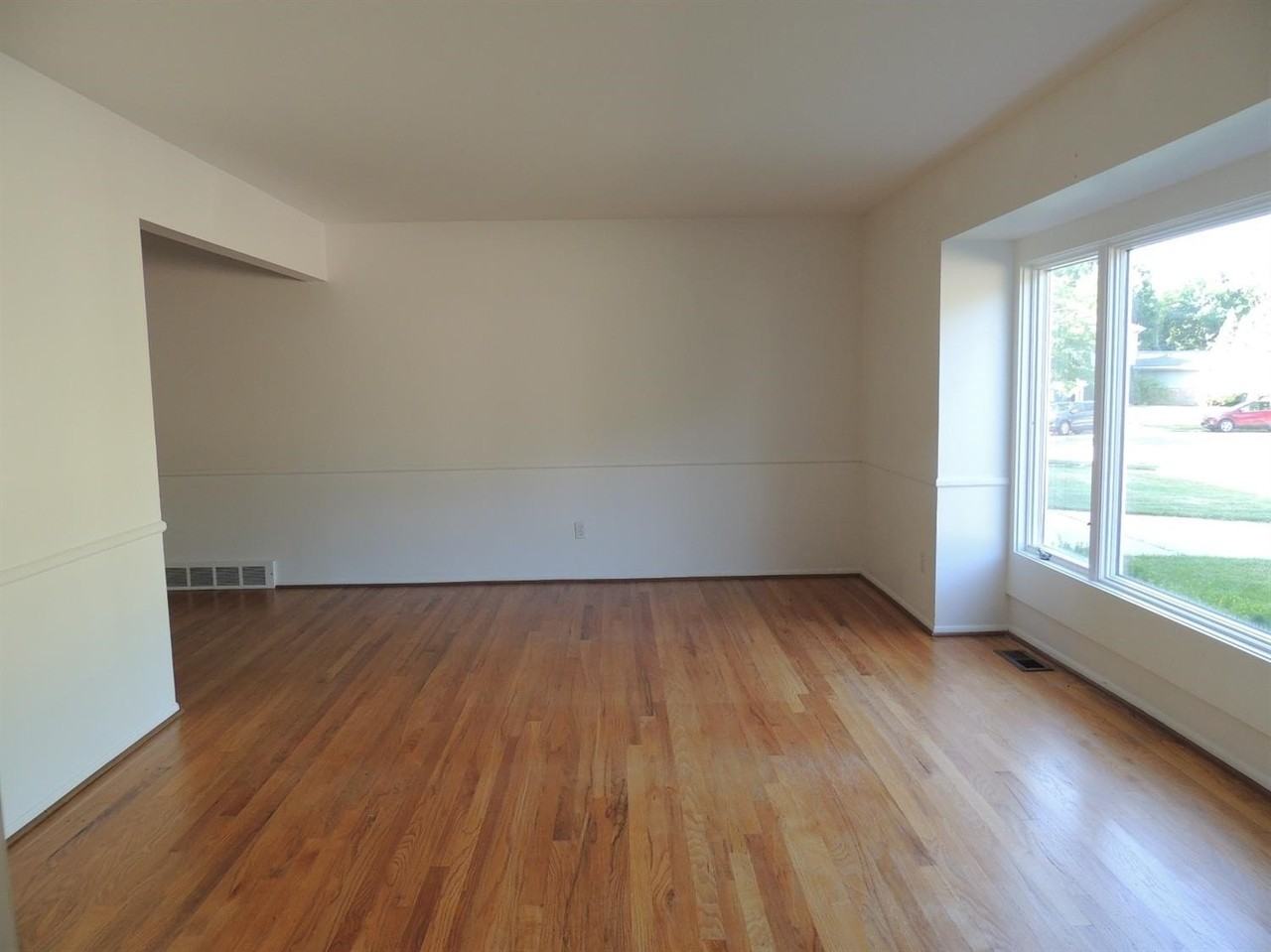 2098 Yorktown Dr - Photo 3 of 20