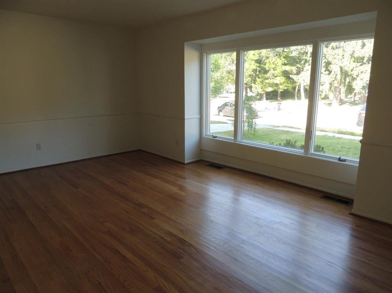 2098 Yorktown Dr - Photo 4 of 20