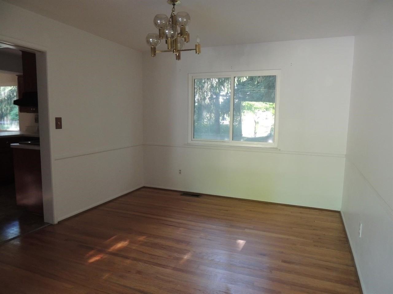 2098 Yorktown Dr - Photo 5 of 20