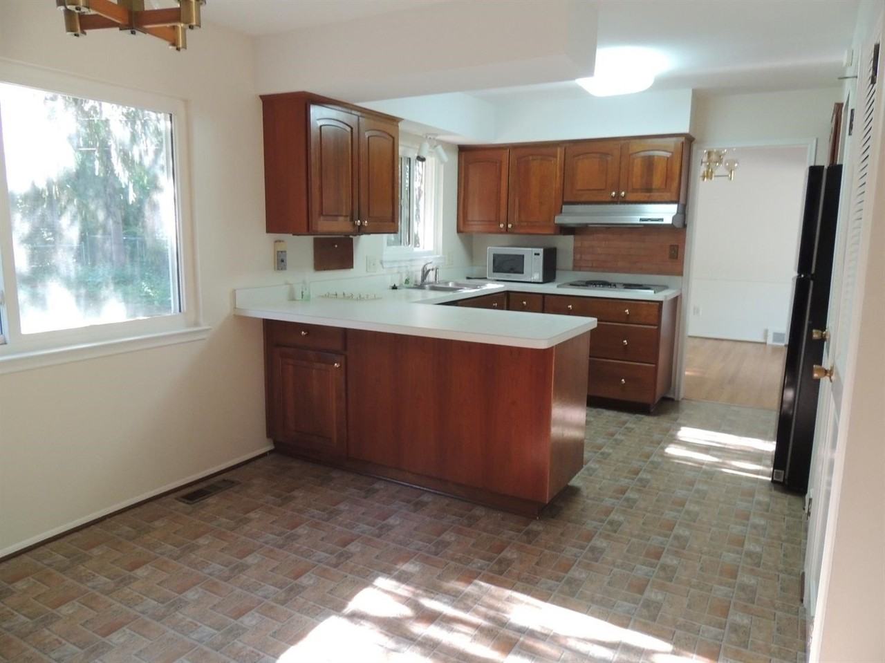 2098 Yorktown Dr - Photo 7 of 20
