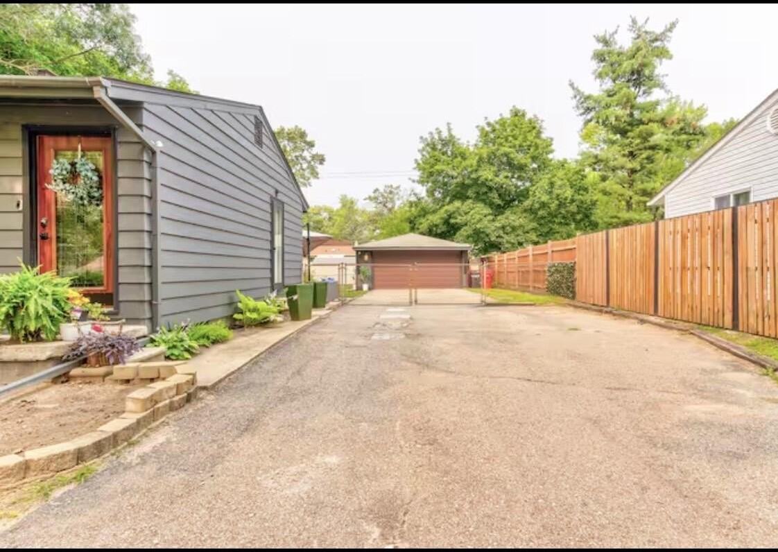 1630 Weymouth St - Photo 2 of 26