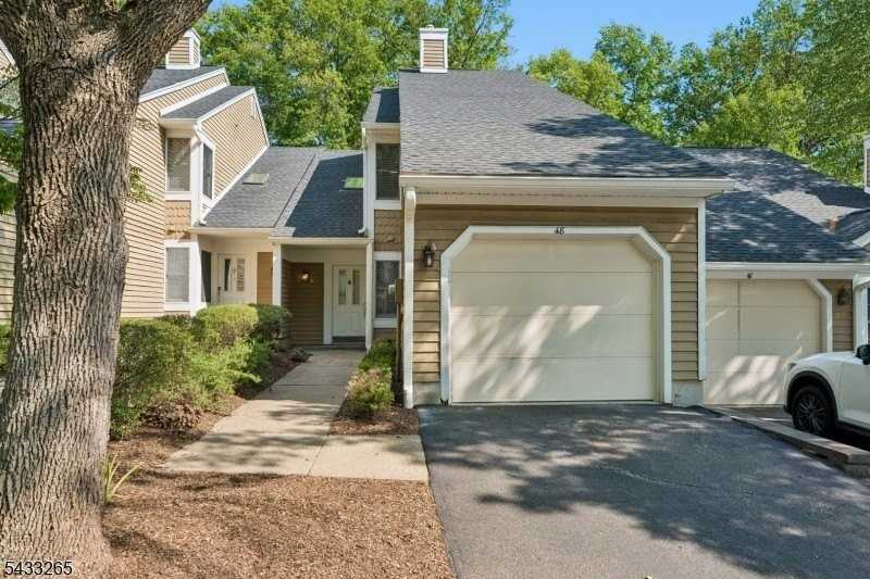 48 Eton Ct