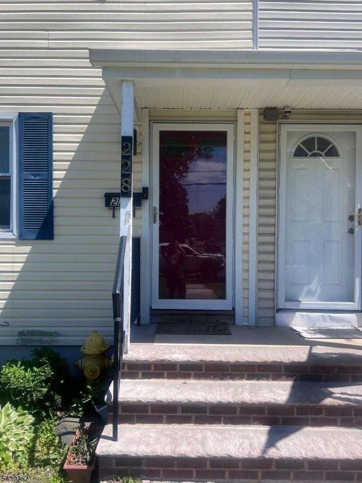 228 Windsor Ave - Photo 4 of 38
