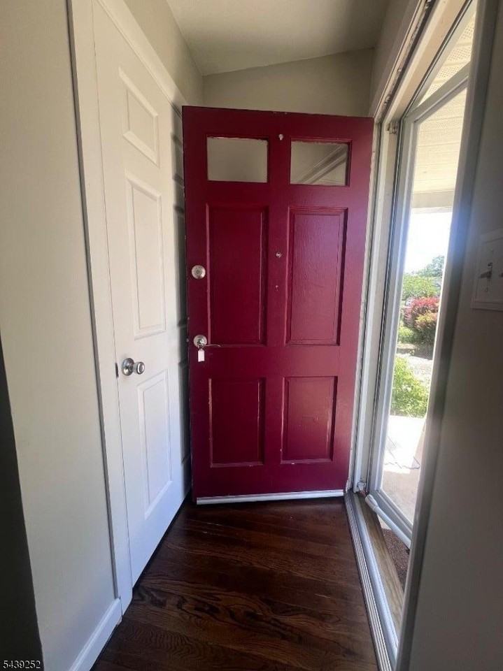 228 Windsor Ave - Photo 5 of 38