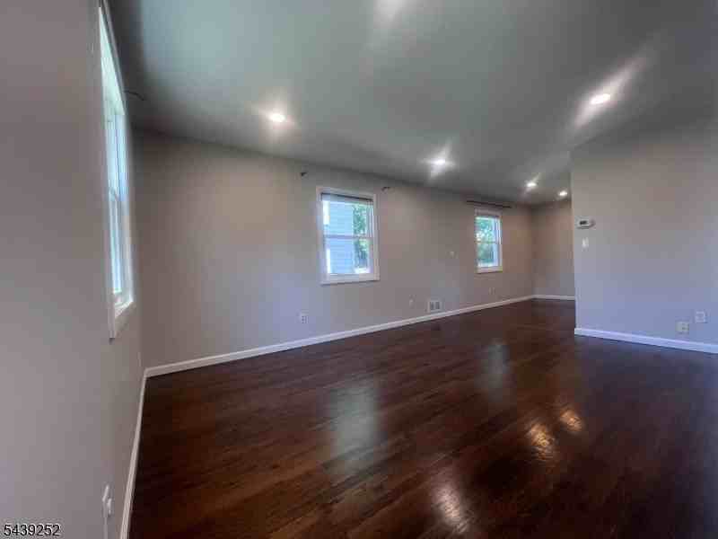 228 Windsor Ave - Photo 6 of 38