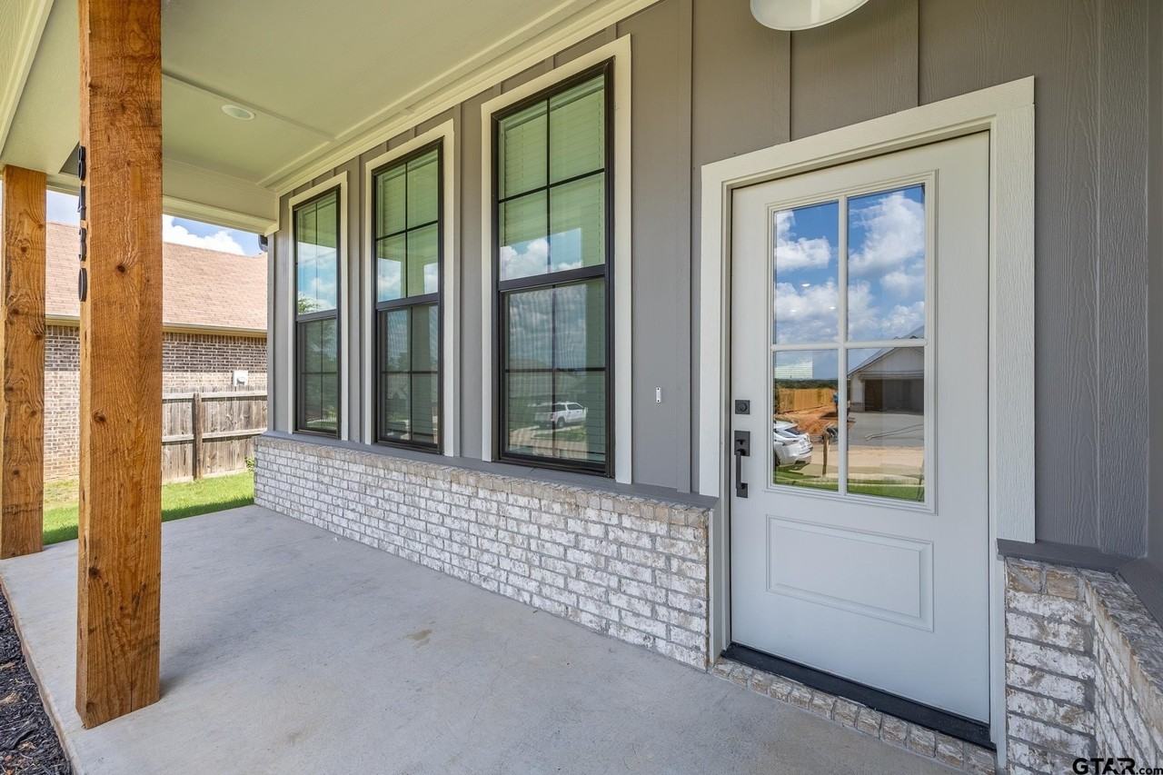 8430 Lakeway Dr - Photo 2 of 27