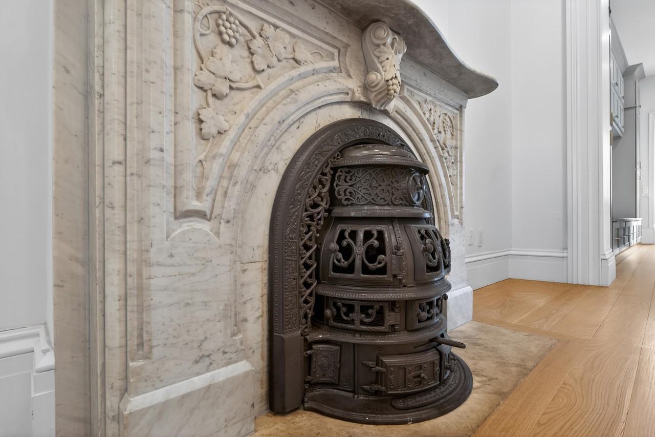 139 Grand St - Photo 7 of 48