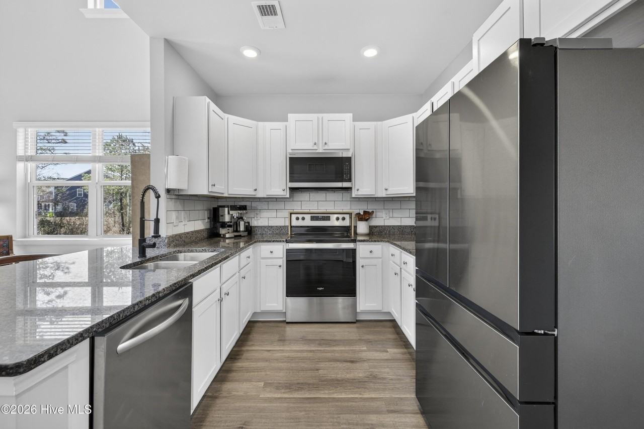 3647 Roseblossom Dr - Photo 7 of 50