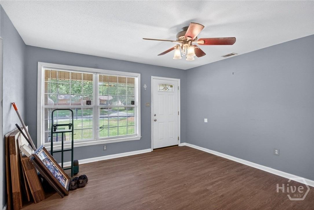 1621 Cloverdale Dr - Photo 3 of 26