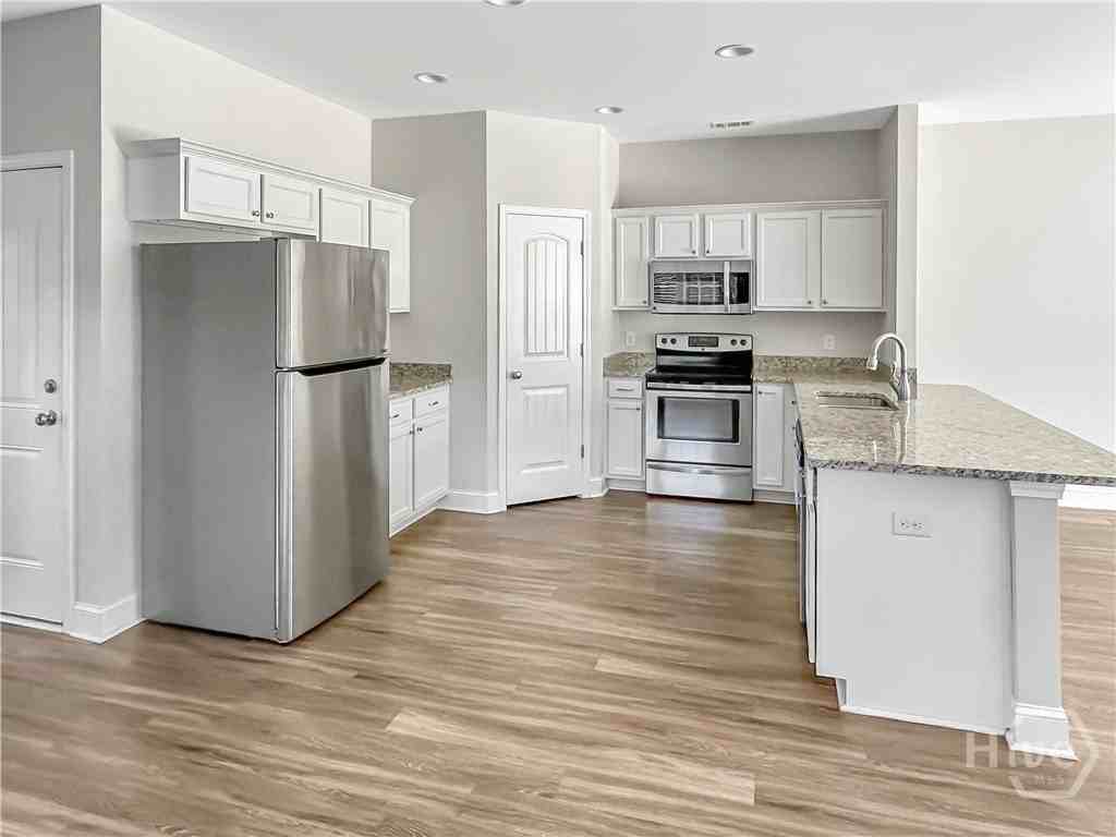 100 Regis Way - Photo 6 of 24