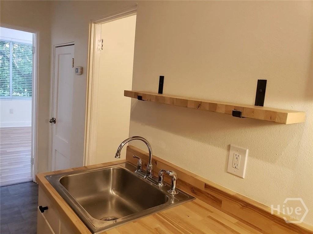 732 E Henry St - Photo 7 of 12