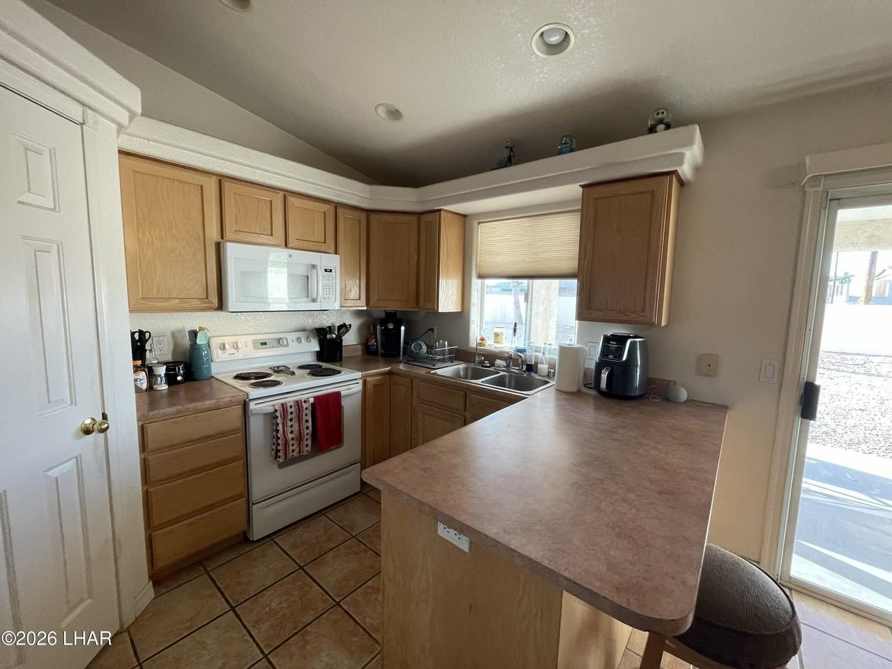 1071 Rolling Hills Dr - Photo 5 of 17