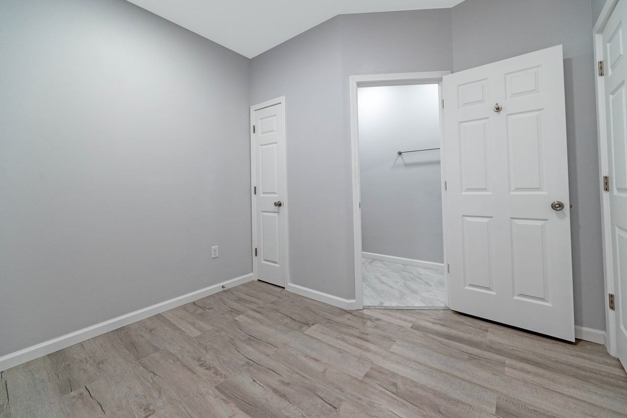 805 Avenue K - B #B - Photo 2 of 17