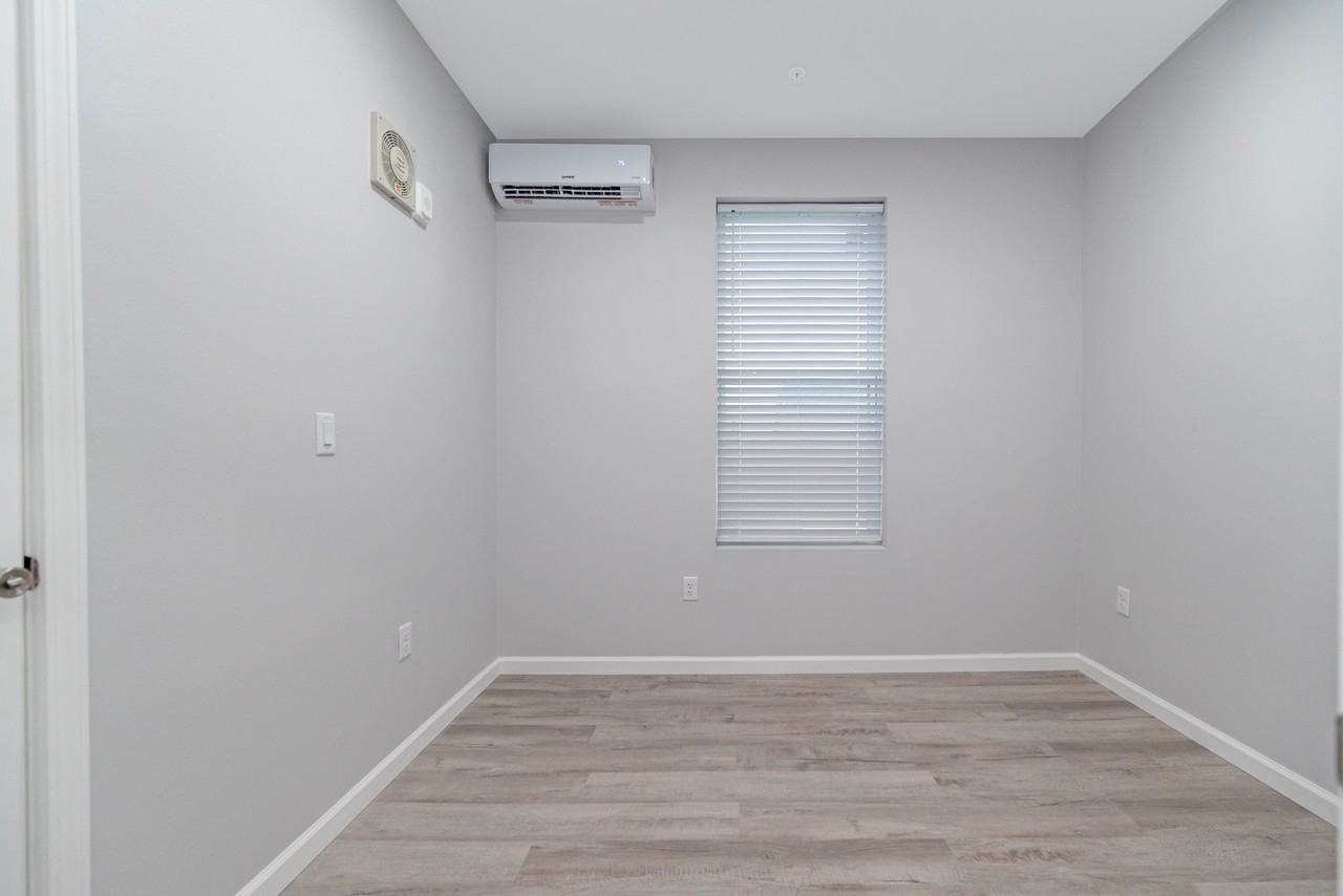 805 Avenue K - B #B - Photo 6 of 17