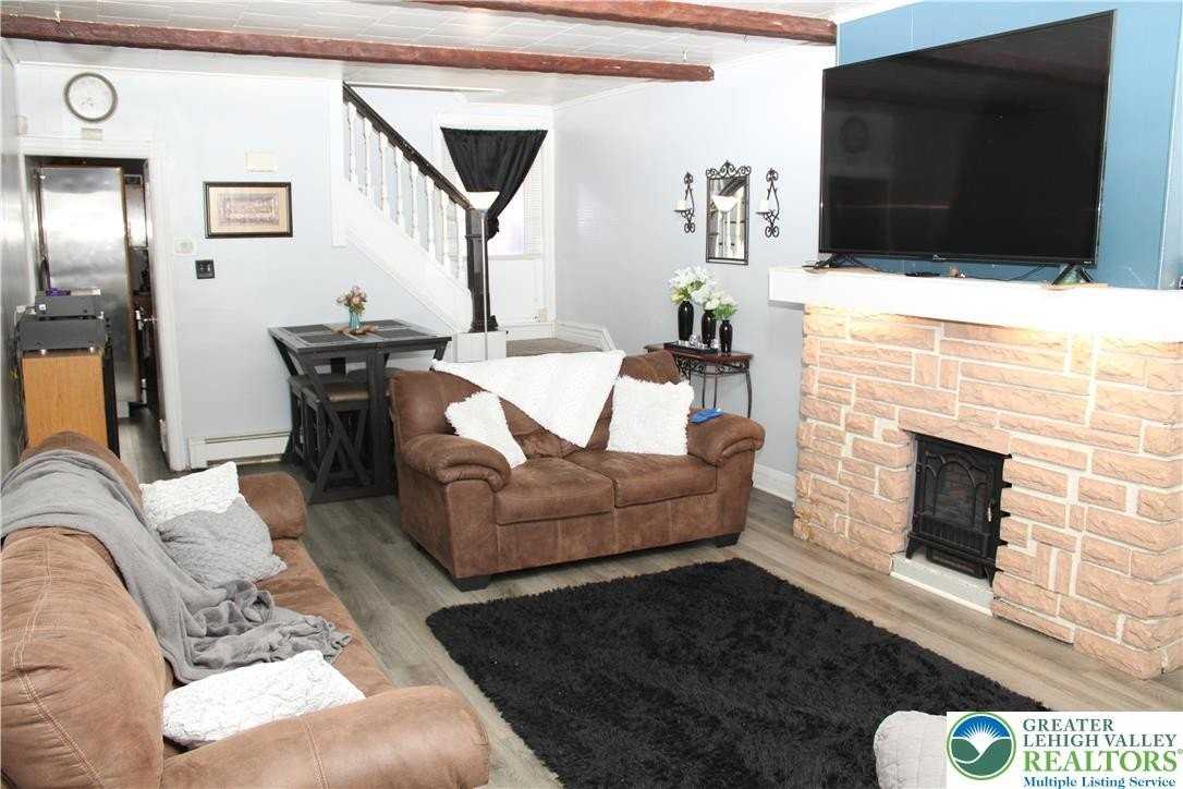 939 N 5th St - Photo 2 of 16